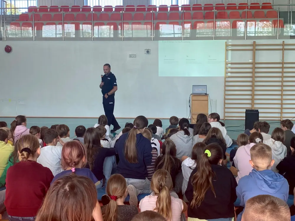 Policjant z Żabiej Woli uczył o przemocy rówieśniczej w szkole w Ojrzanowie – ilustracja